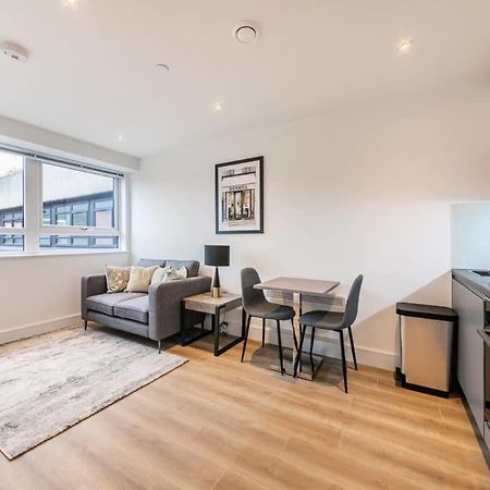 Lovely Bright Studio Apartment In Central East Grinstead Exterior photo