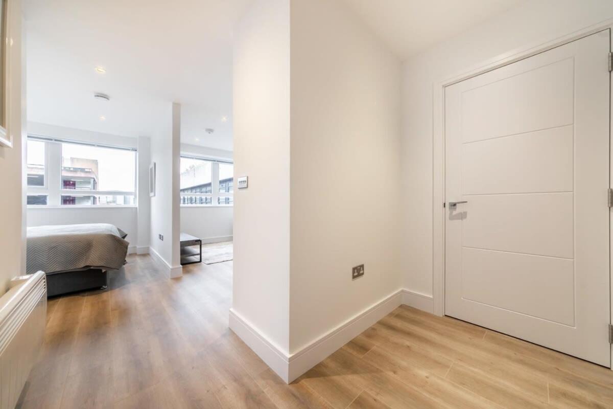 Lovely Bright Studio Apartment In Central East Grinstead Exterior photo
