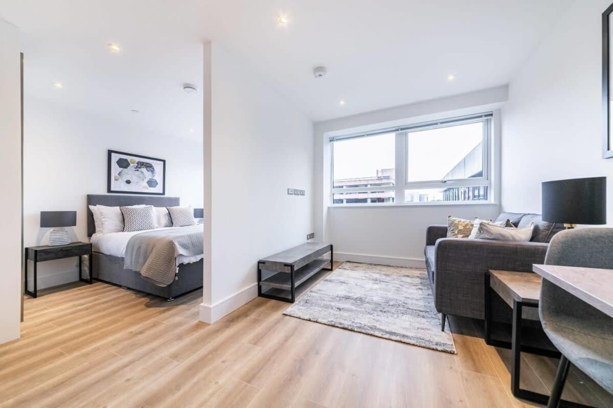 Lovely Bright Studio Apartment In Central East Grinstead Exterior photo