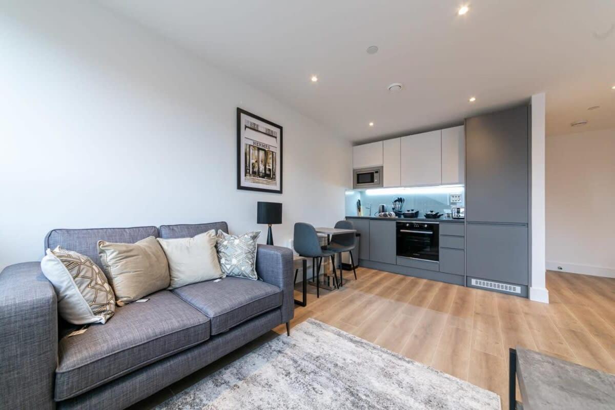 Lovely Bright Studio Apartment In Central East Grinstead Exterior photo