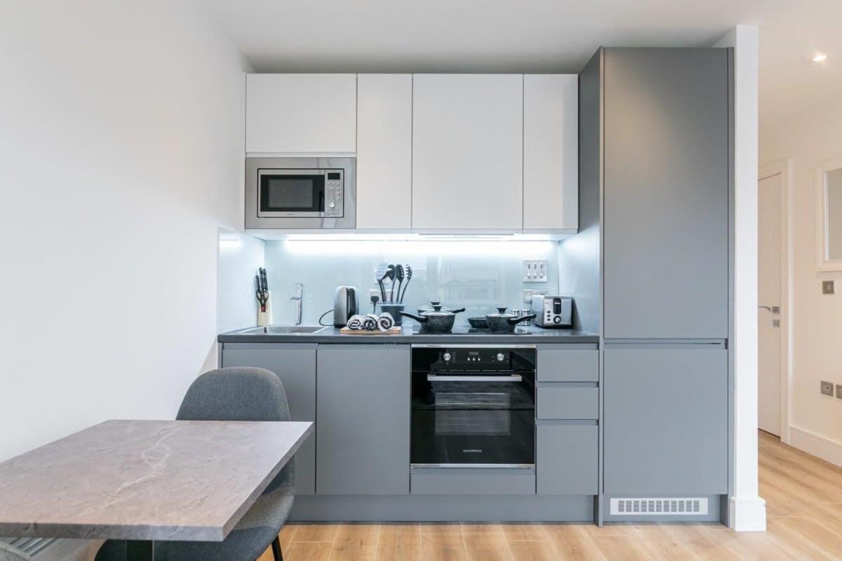 Lovely Bright Studio Apartment In Central East Grinstead Exterior photo