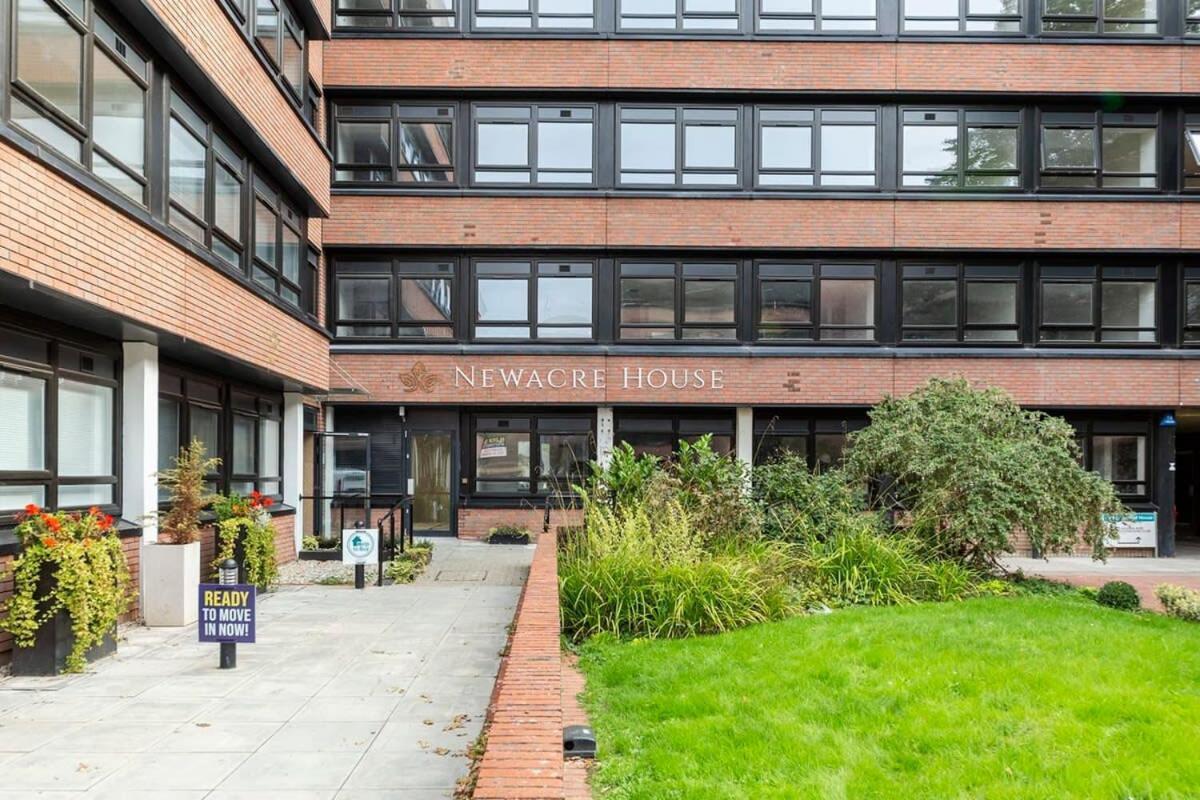 Lovely Bright Studio Apartment In Central East Grinstead Exterior photo