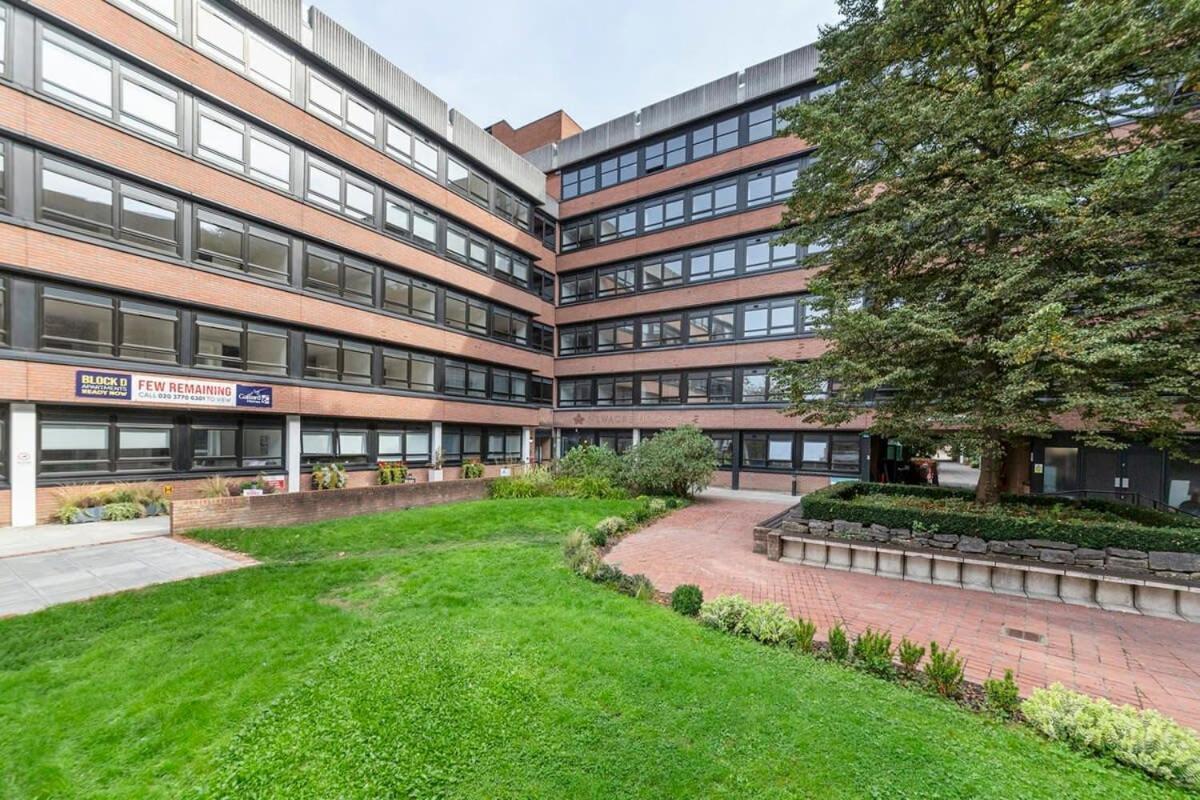 Lovely Bright Studio Apartment In Central East Grinstead Exterior photo