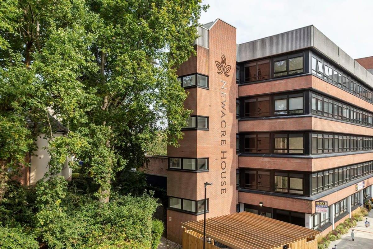 Lovely Bright Studio Apartment In Central East Grinstead Exterior photo